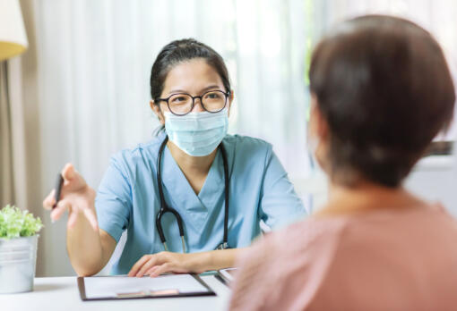 Gettyimages-1269500354-2048x2048_Dr-talks-with-pt